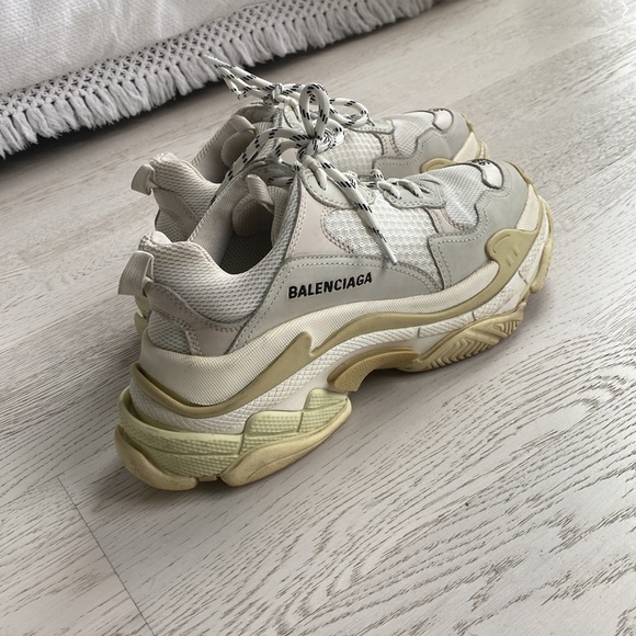 Balenciaga Triple S sneaker in off white. Size 39 (size 9) - Picture 7 of 8